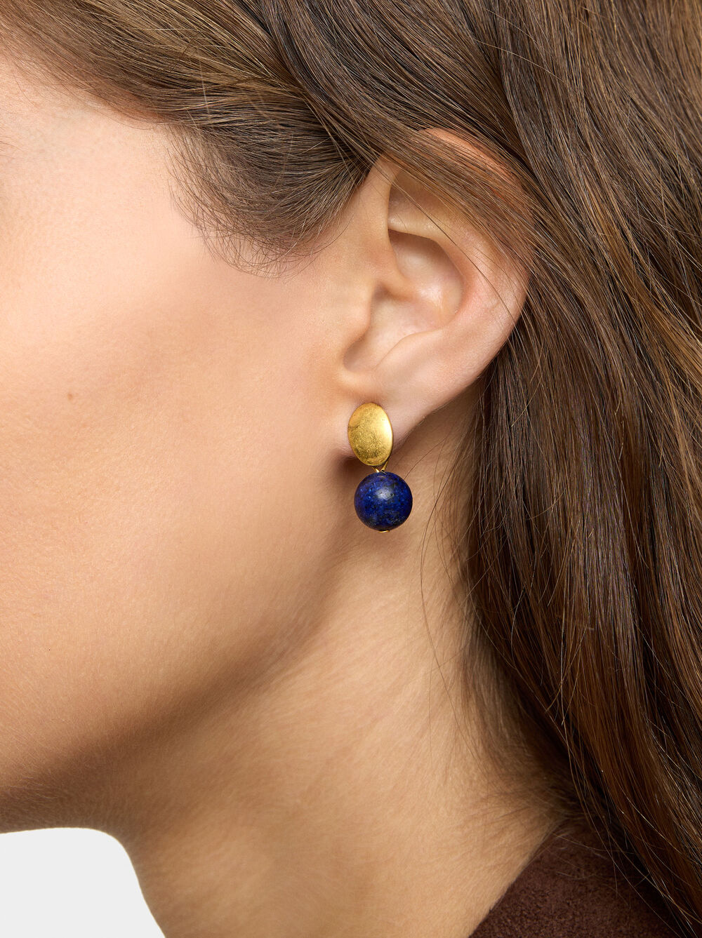 Short earrings with stone