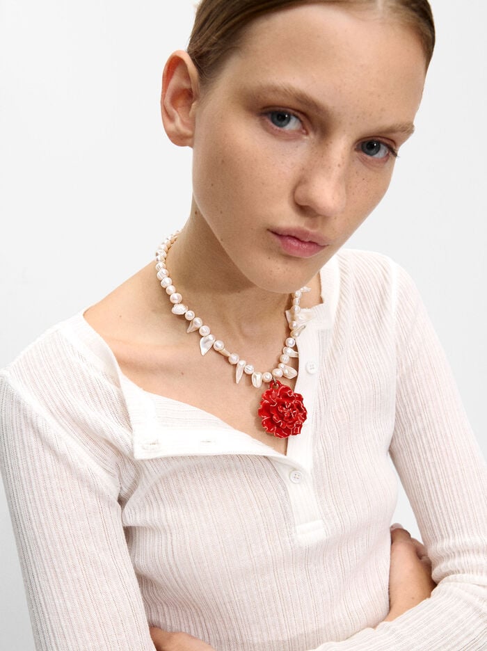 Collar de perlas de agua dulce con flor