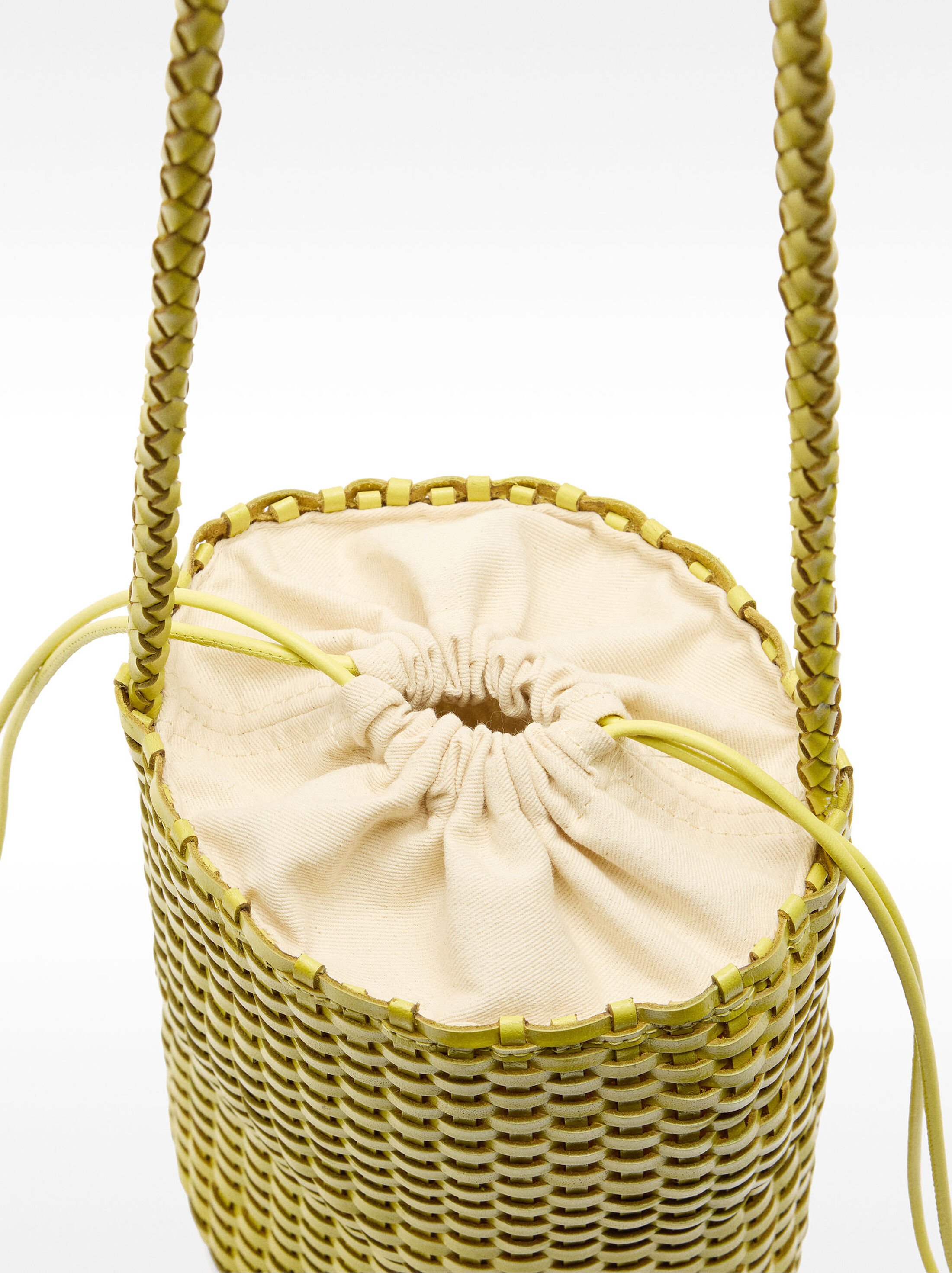 Bolso bombonera de piel trenzada image number 3.0