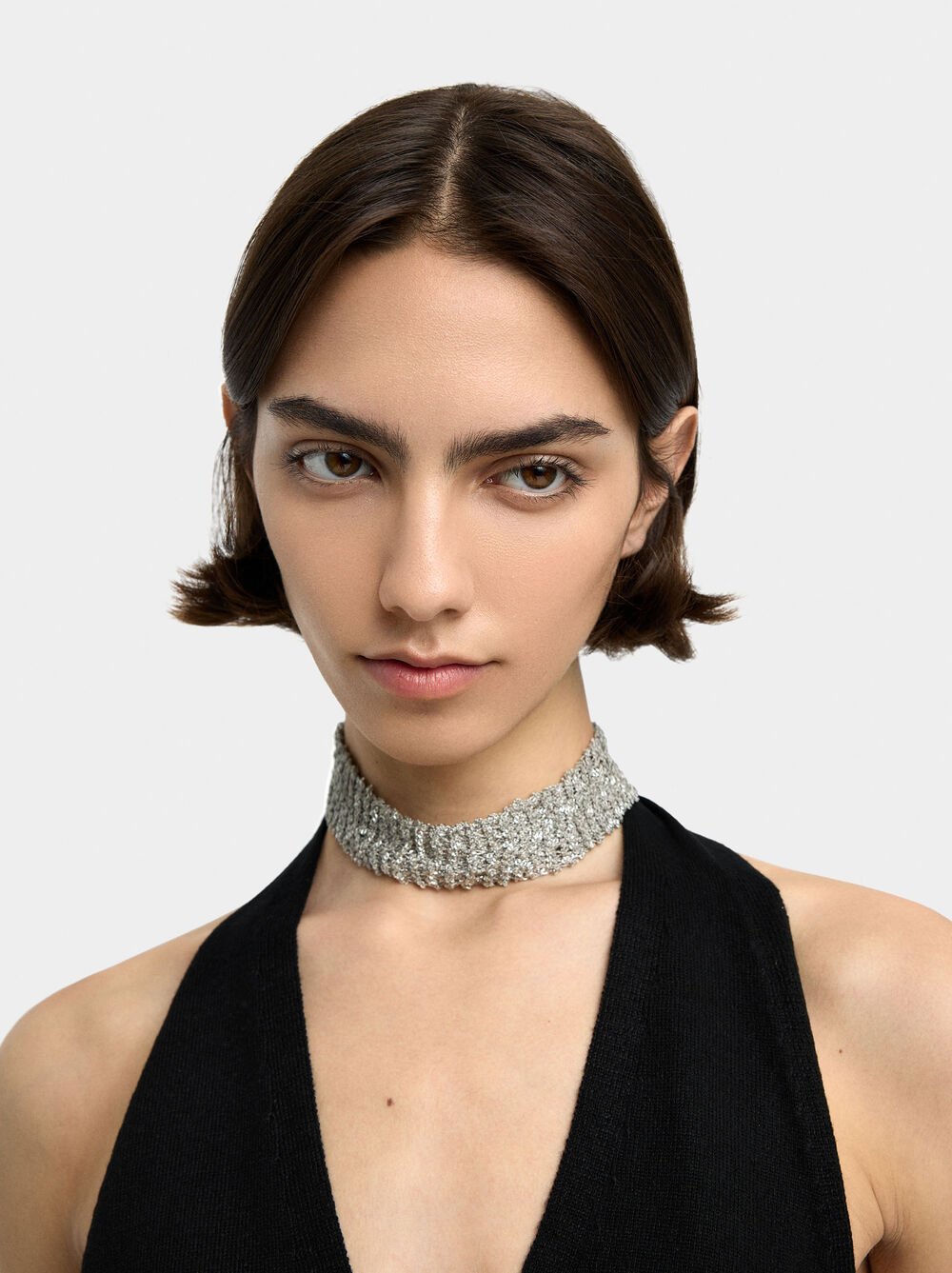 Choker con cadenas entrecruzadas
