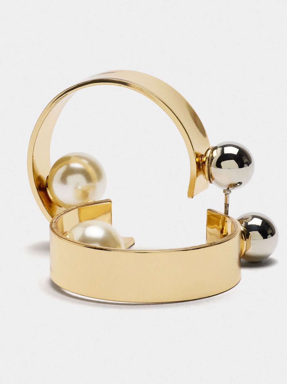 Open hoop earrings with sphere and pearl