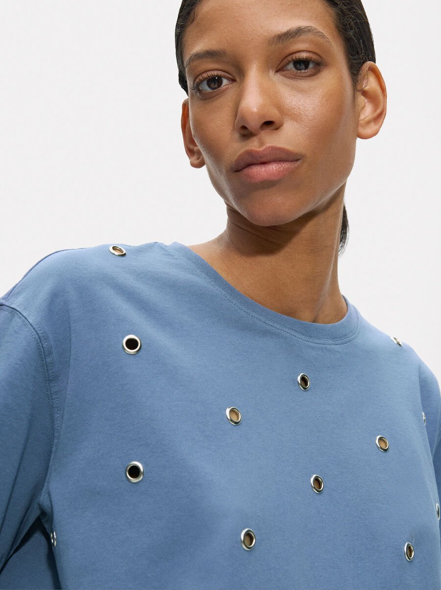 T-shirt with studs