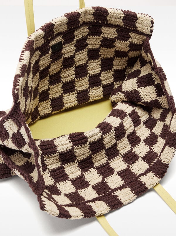 Shopper-Tasche aus Häkel mit Anhänger