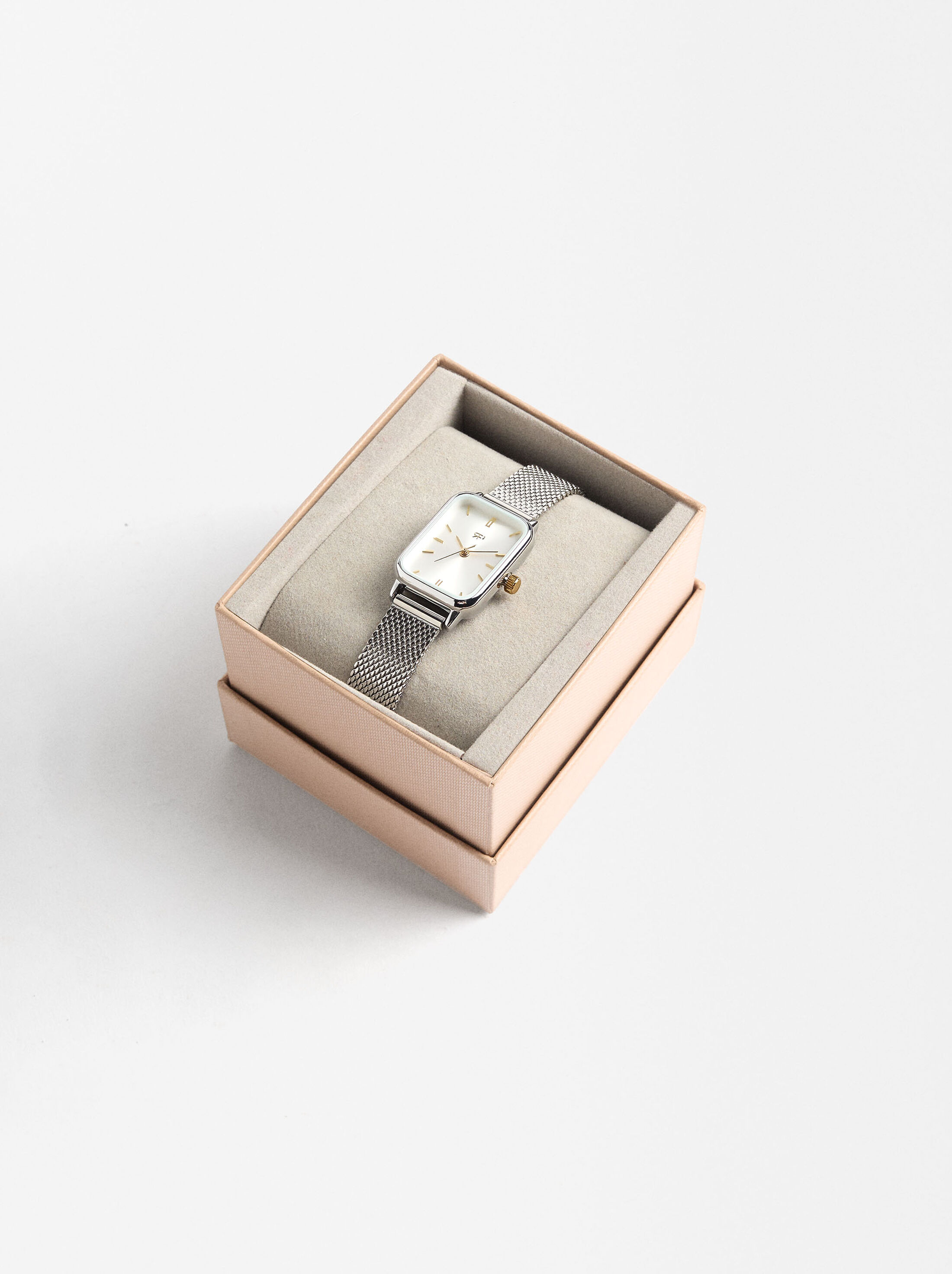 Watch with stainless steel mesh strap image number 4.0
