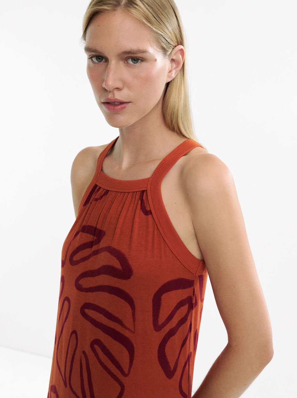 Vestit llarg amb estampat de fulles