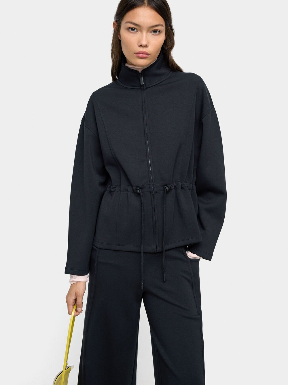 Sweatshirt with zipper closure and high collar