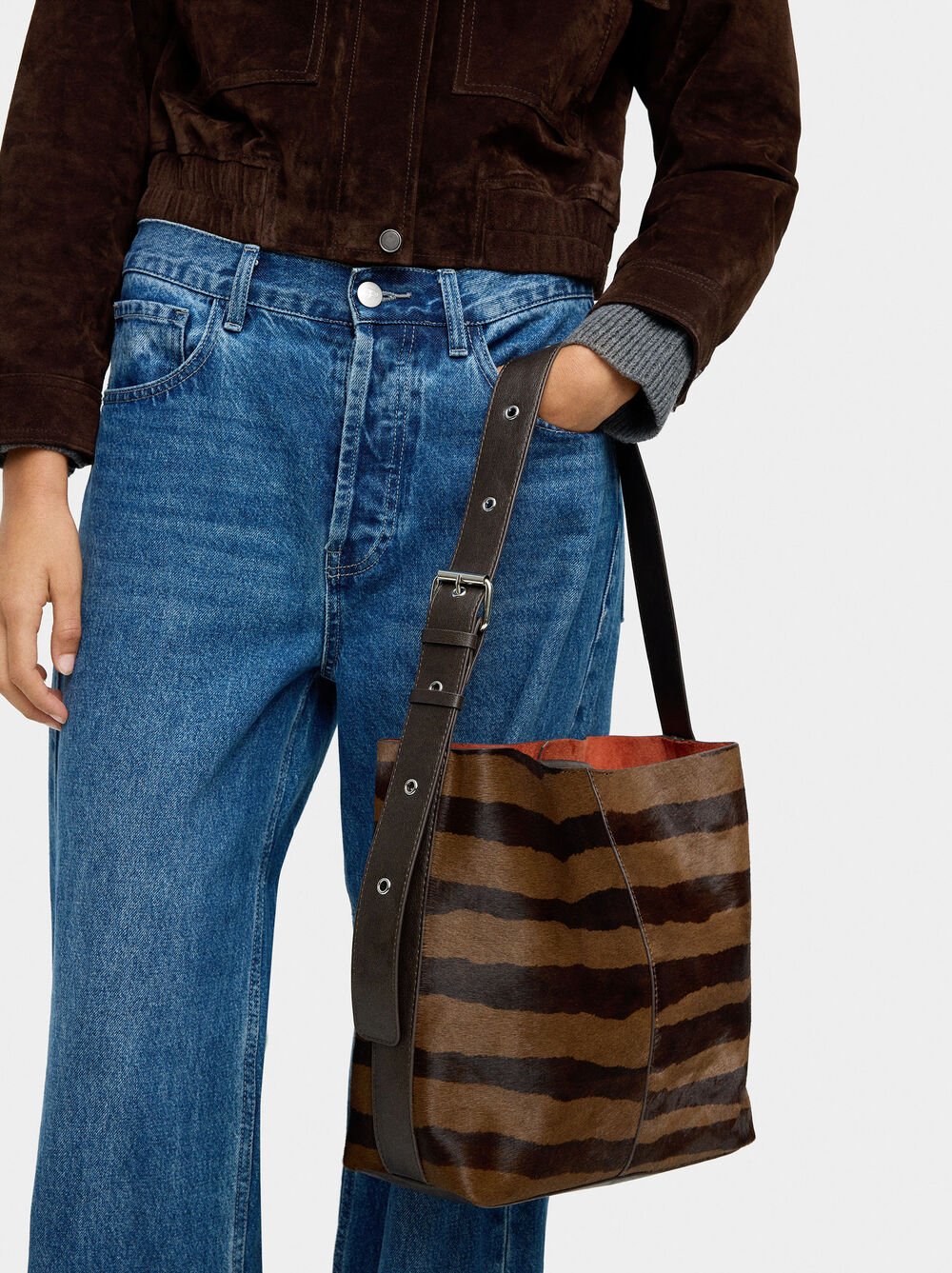 Schultertasche aus bedrucktem Leder mit Animalprint