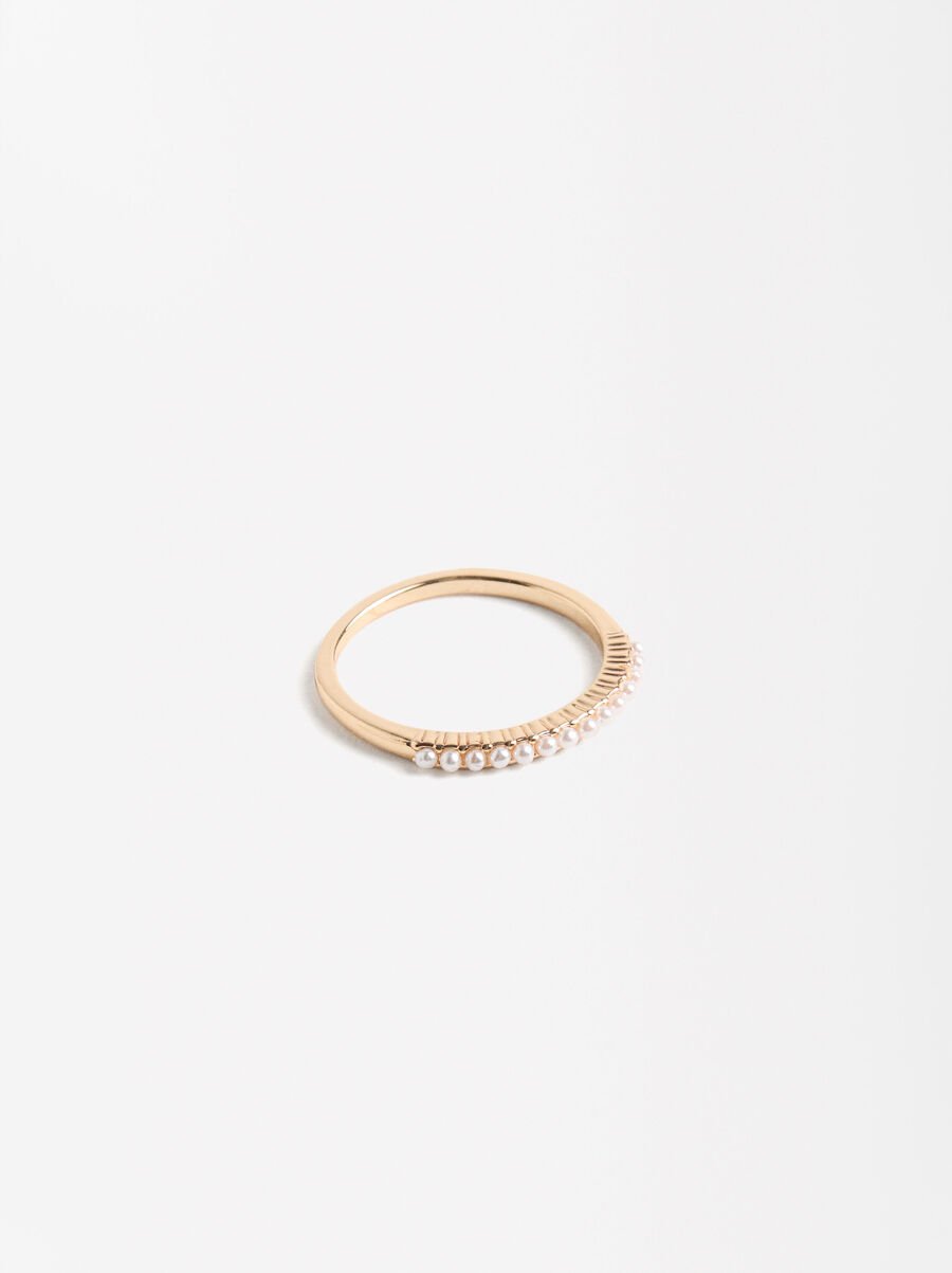 Ring with pearls