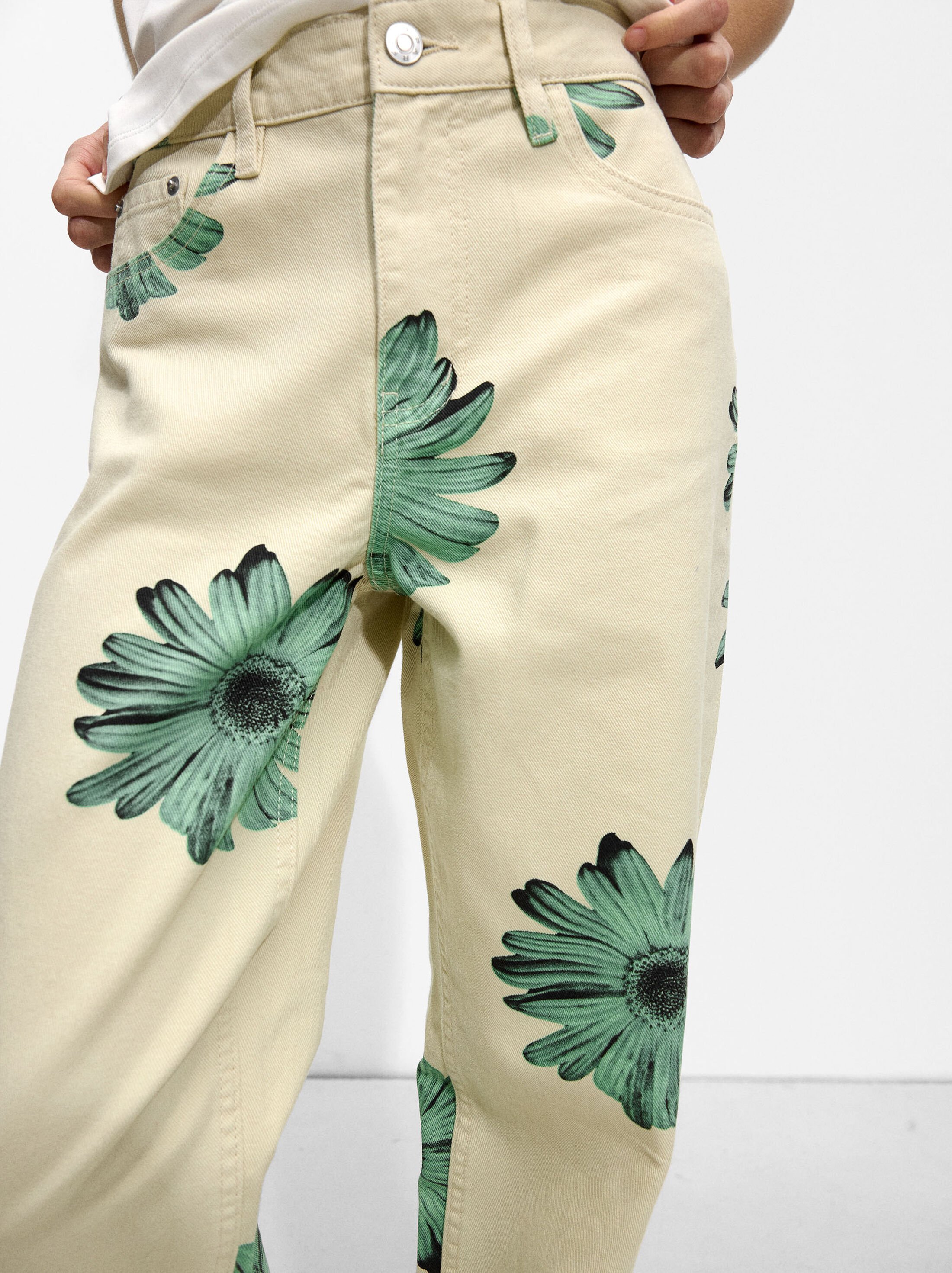 Pantalón vaquero con estampado floral image number 4.0