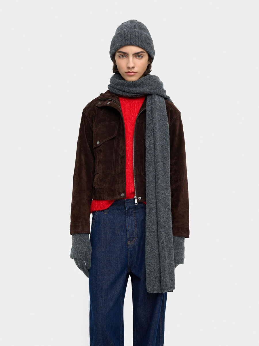 Plain scarf with ribbed edges