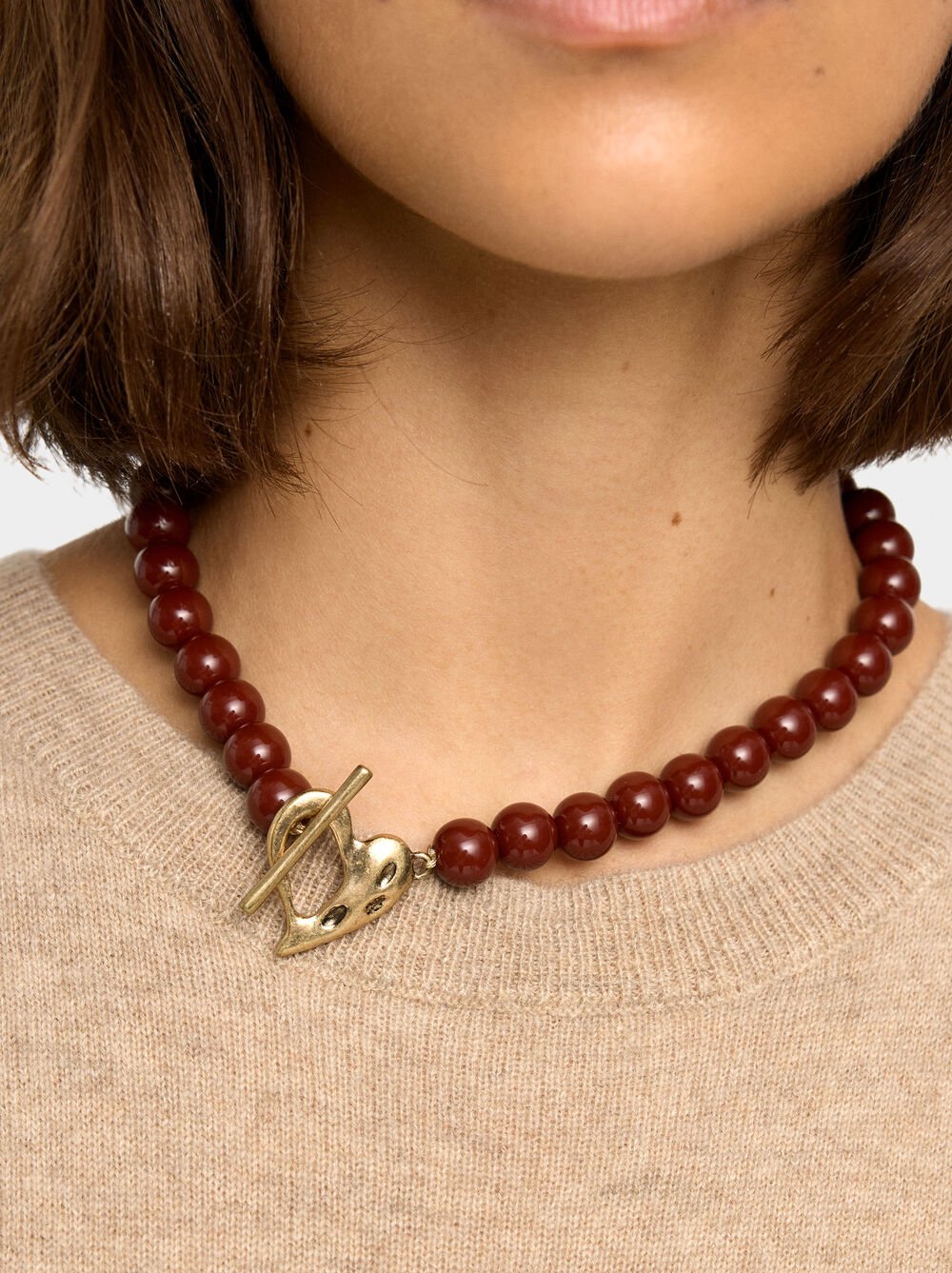 Short necklace with beads stone effect