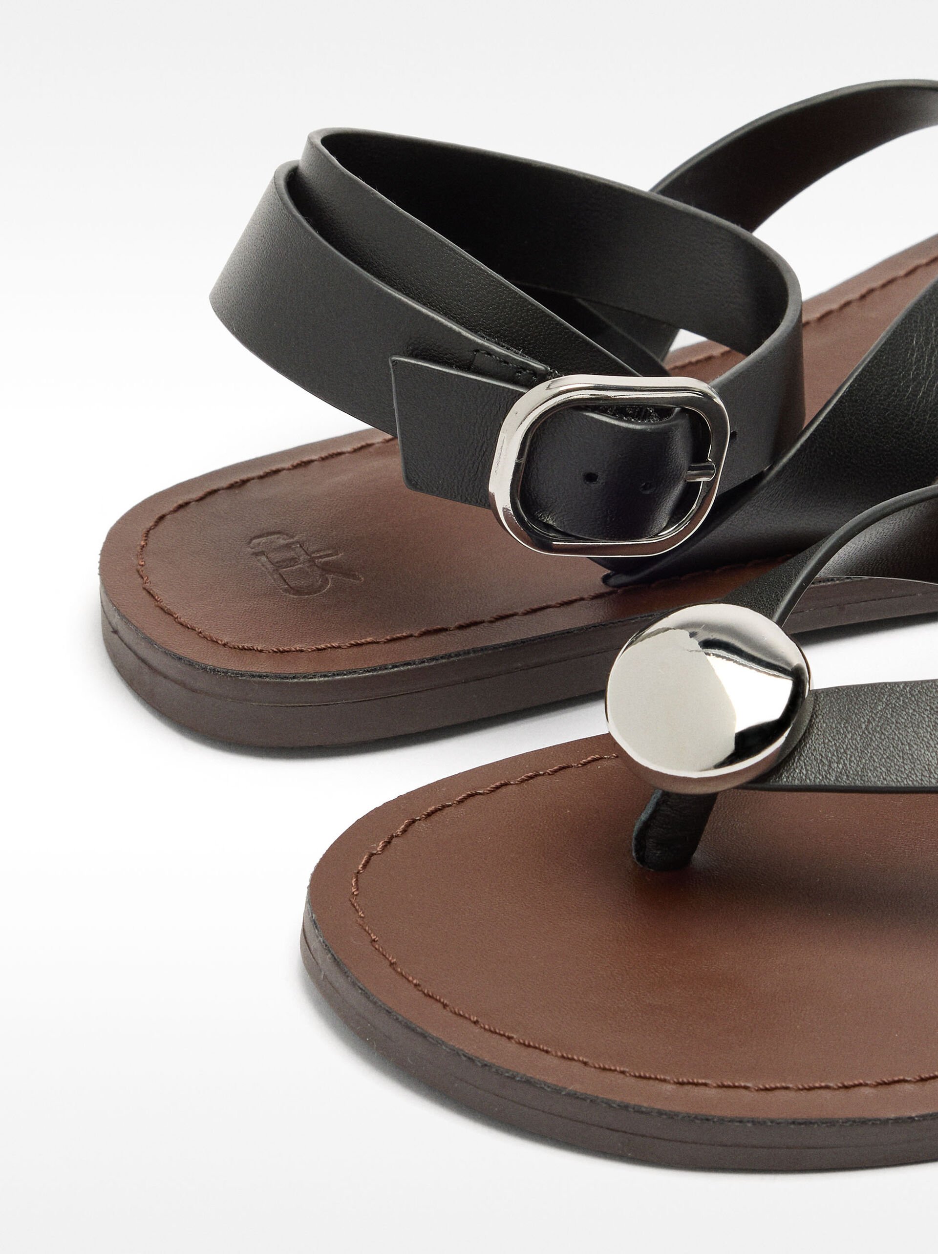Leather flat sandals with metallic detail image number 5.0