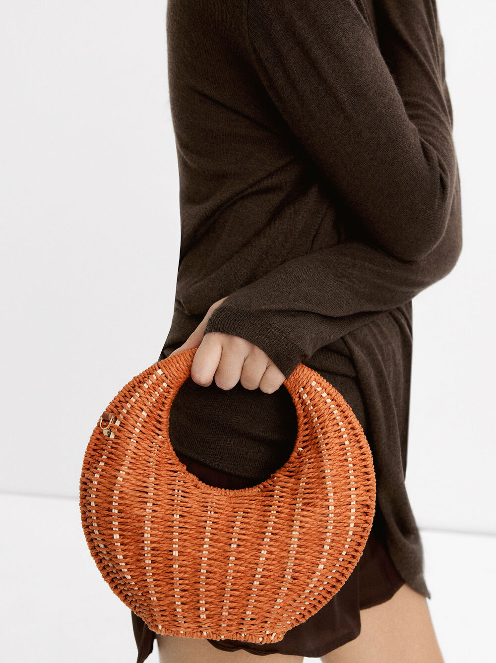 Round straw-effect crossbody bag