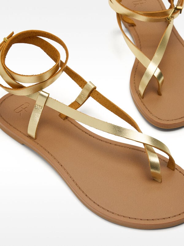 Flache Ledersandalen mit metallischen Riemen