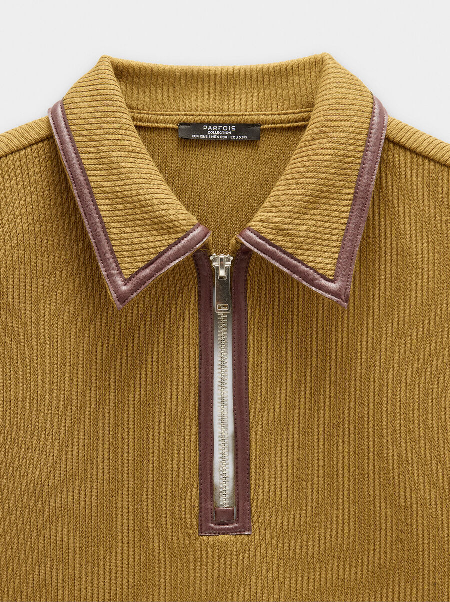 Top canelado de cuello polo