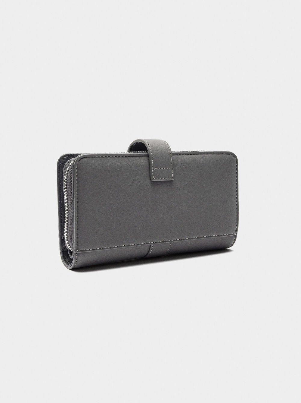 Plain wallet with buckle