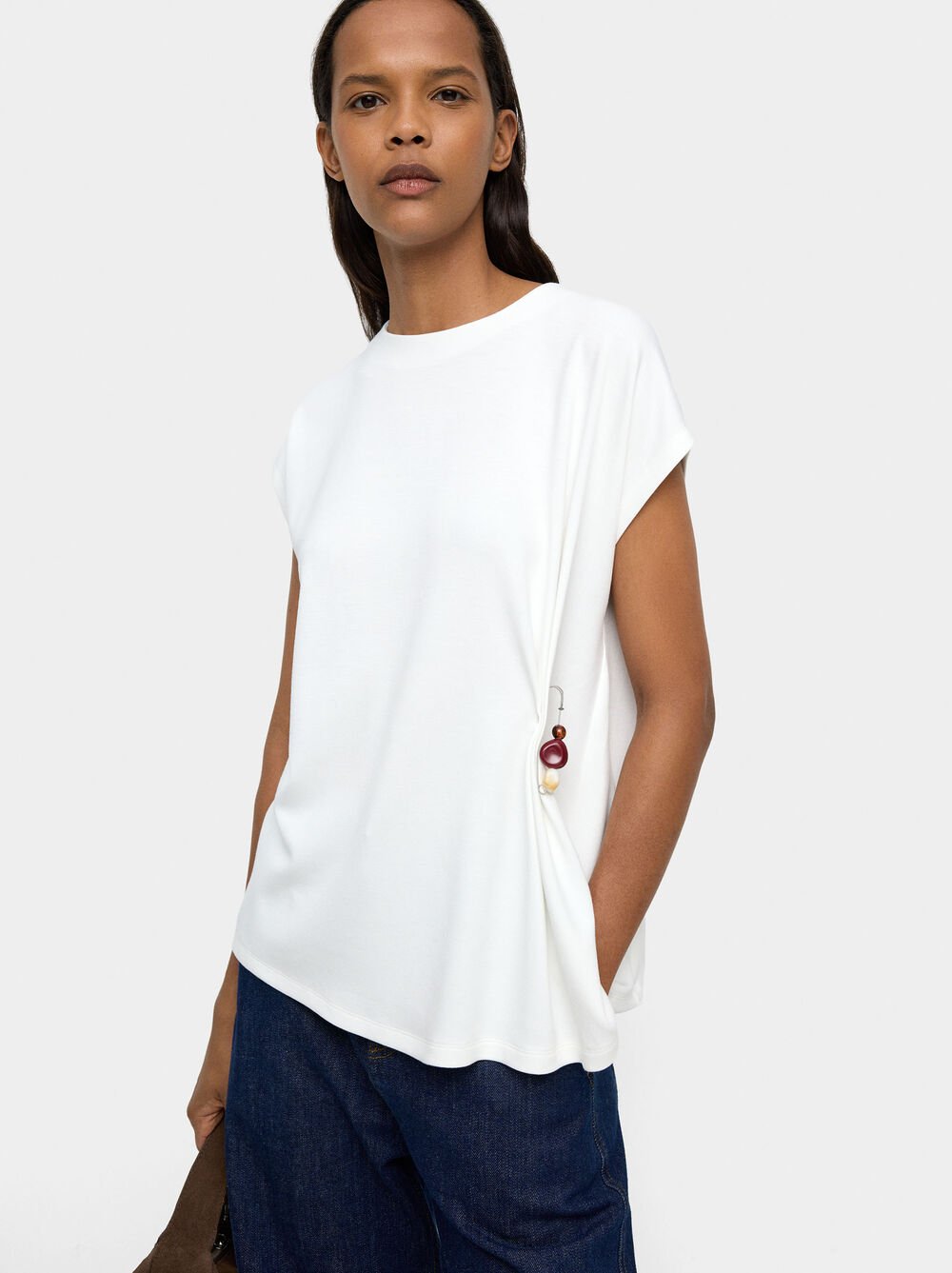 Camiseta con detalle broche