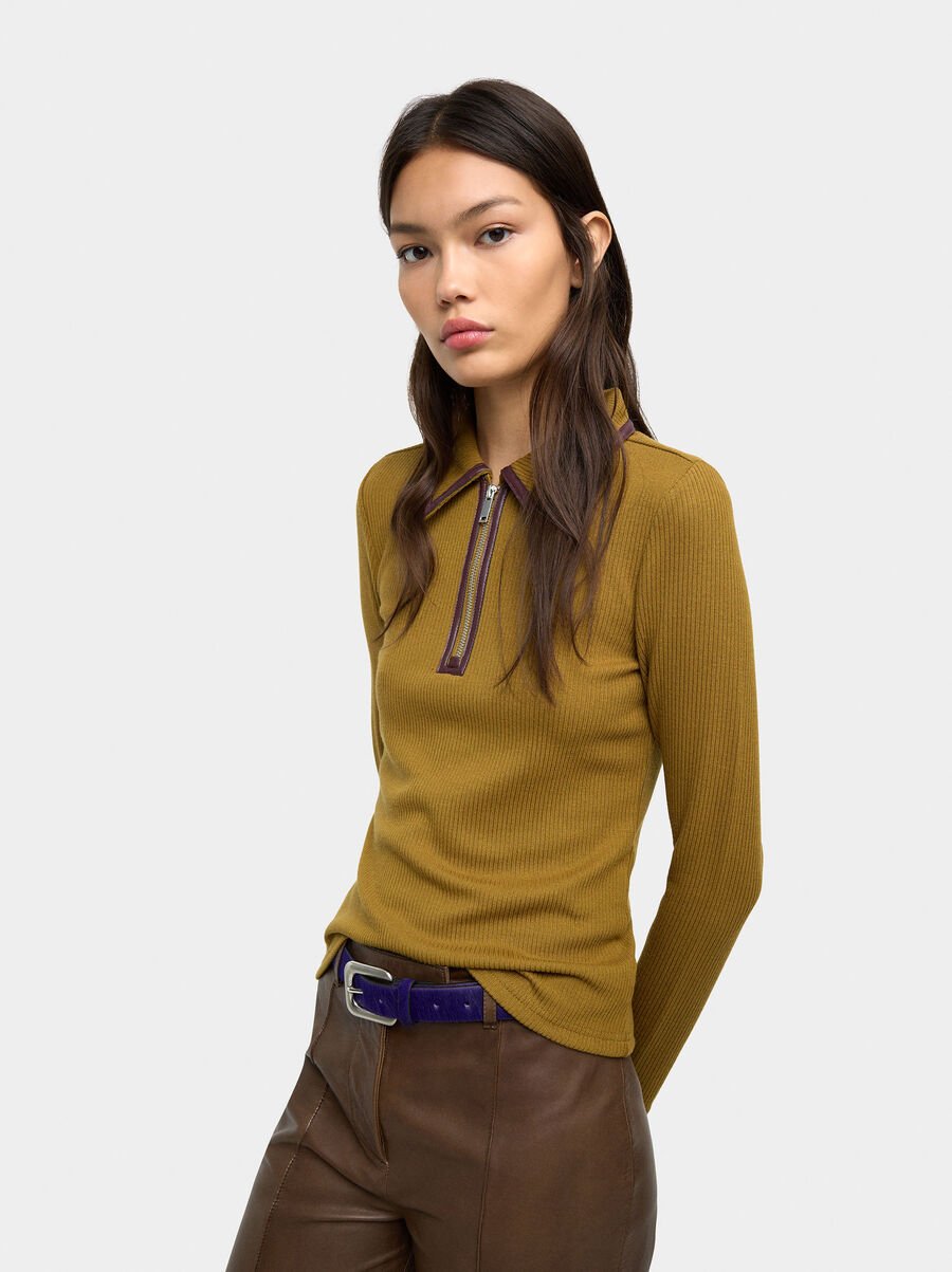 Top canelado de cuello polo