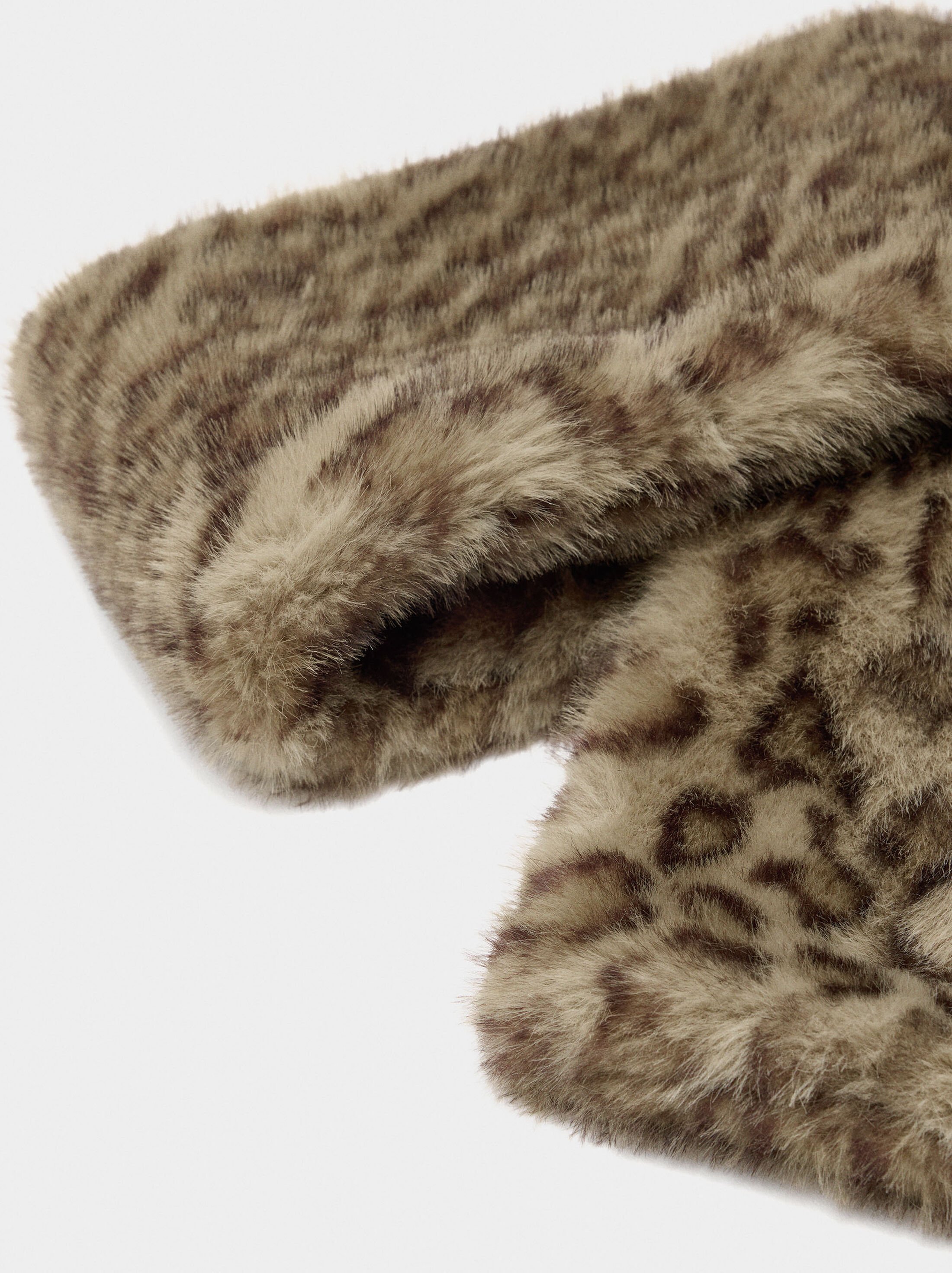 Stole with leopard printed fur effect image number 1.0