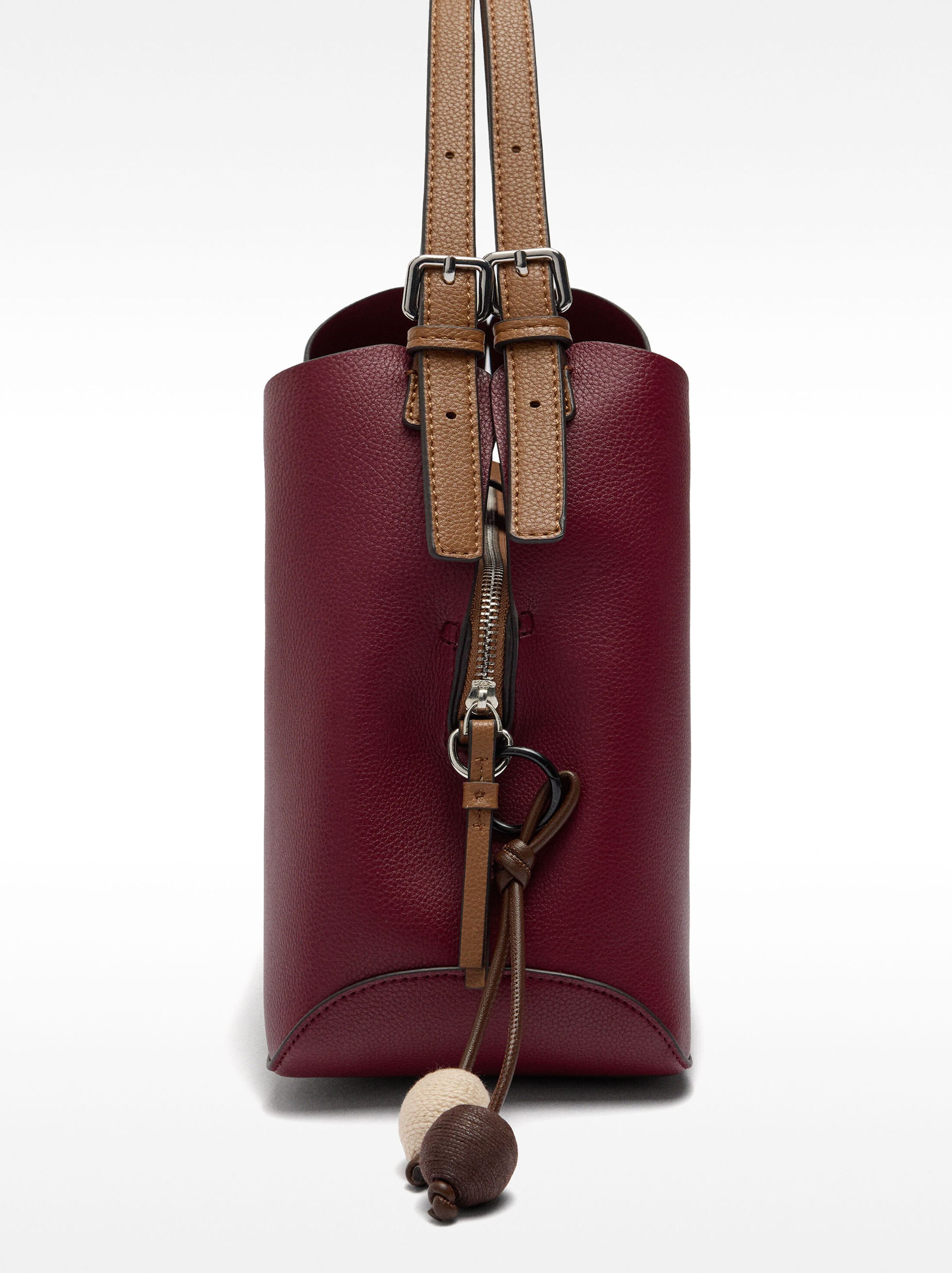 Bolso de mano con colgante image number 2.0
