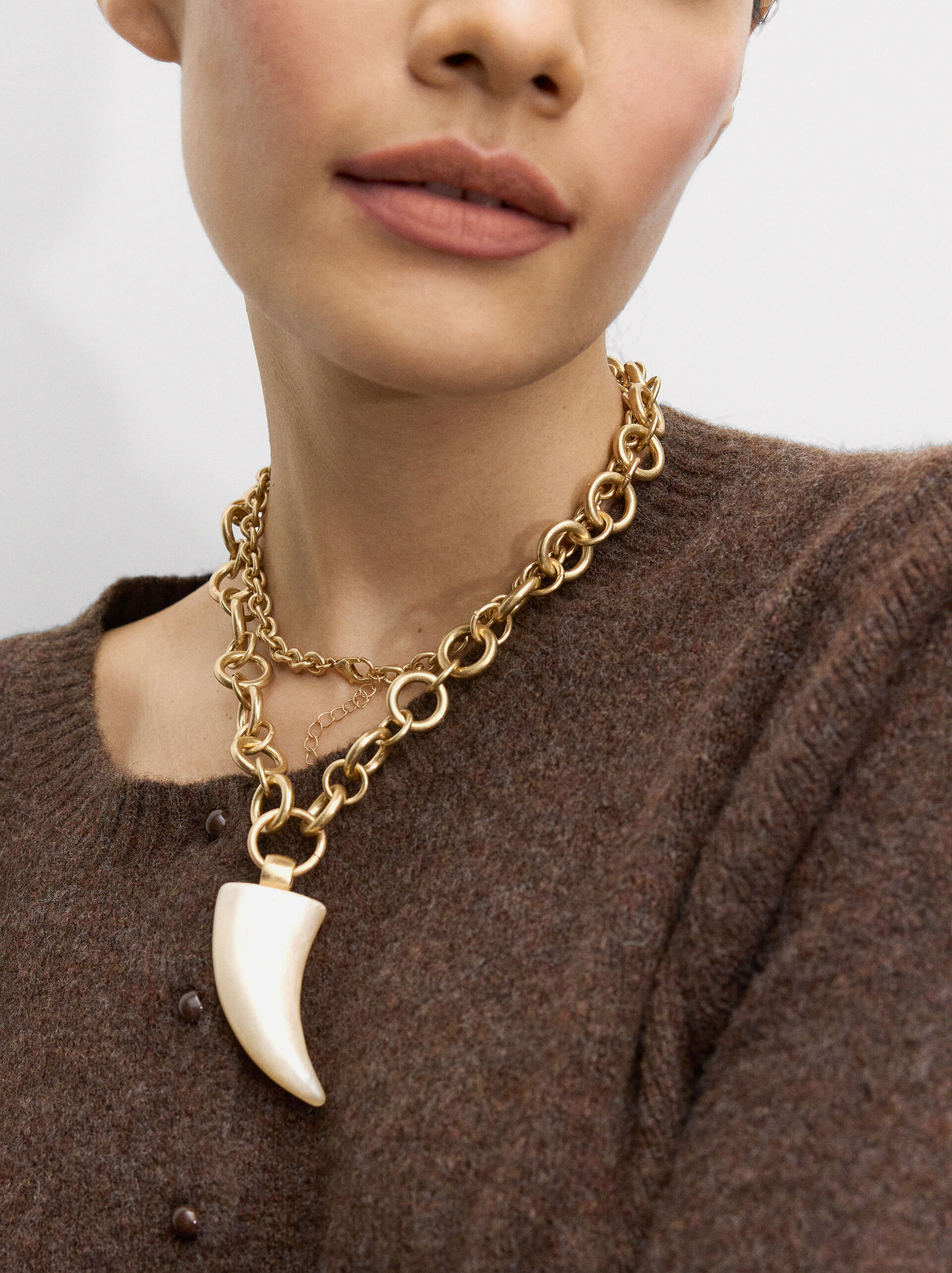 Collar largo de eslabones con colgante image number 1.0