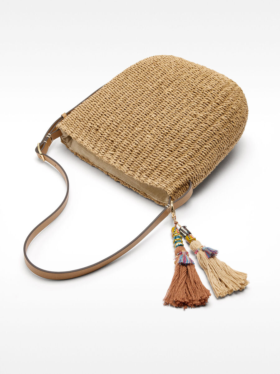 Bucket bag straw effect