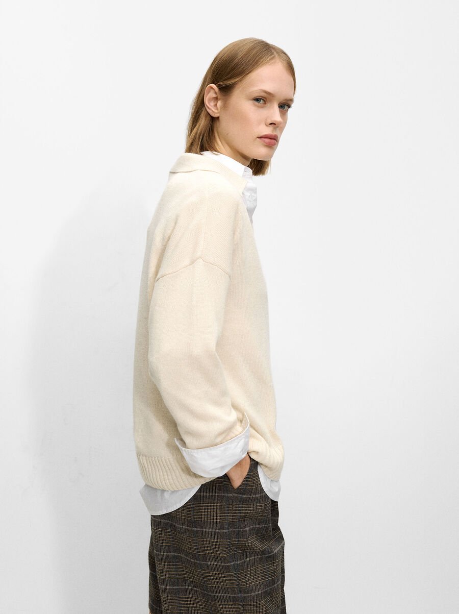 Knitted sweater with wool
