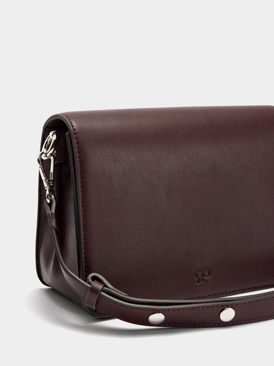 Bolso bandolera liso con solapa