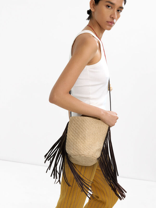 Bucket bag of raffia with leather fringes