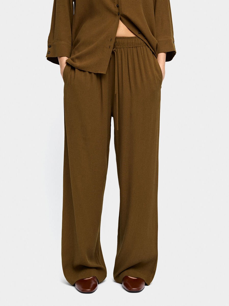 Trousers of lyocell with elastic waist