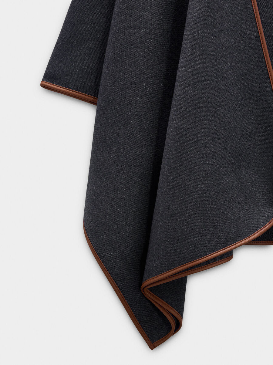 Poncho de punto com detalle de costura 