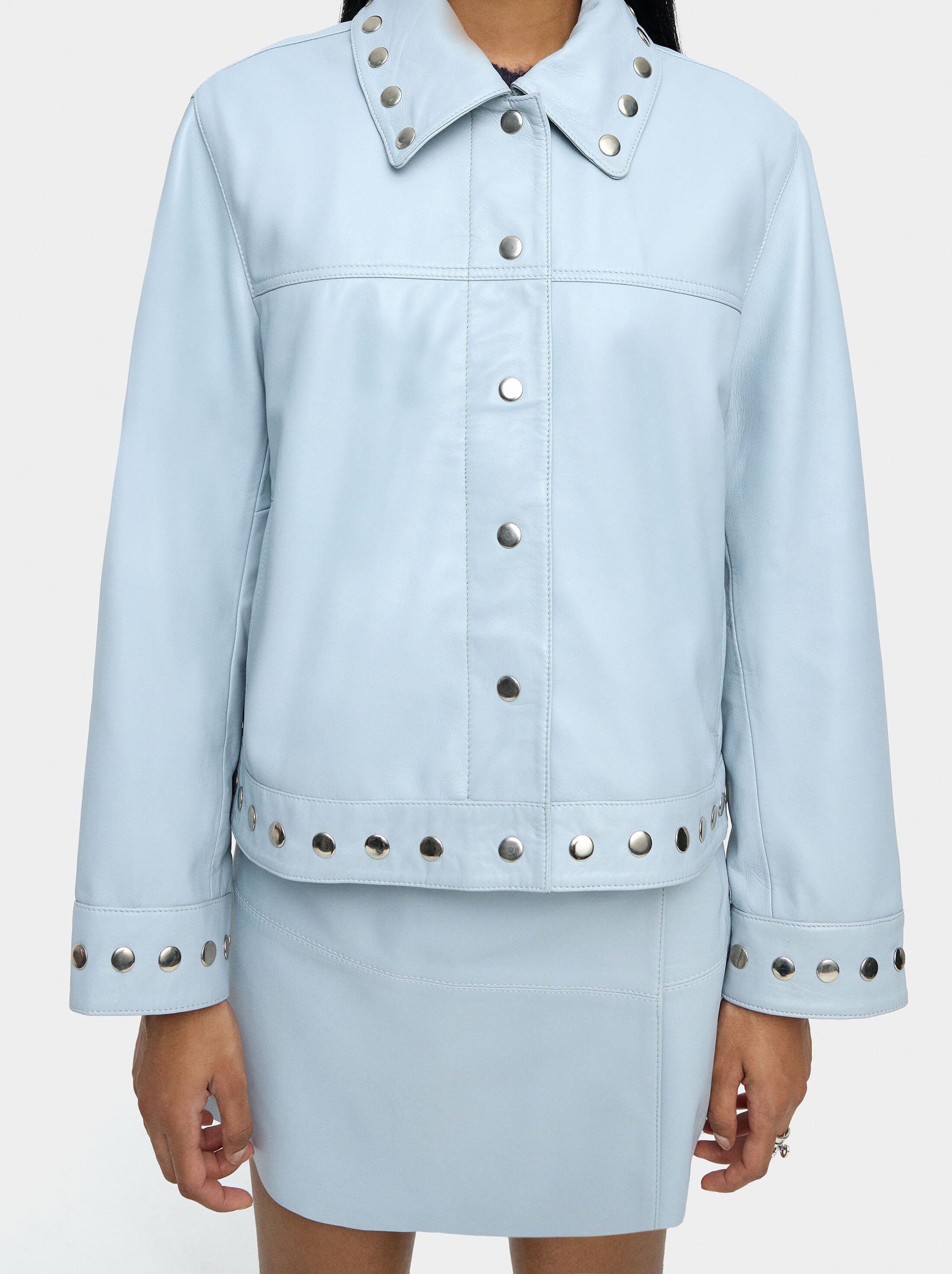 Chaqueta de piel amb tachuelas image number 3.0