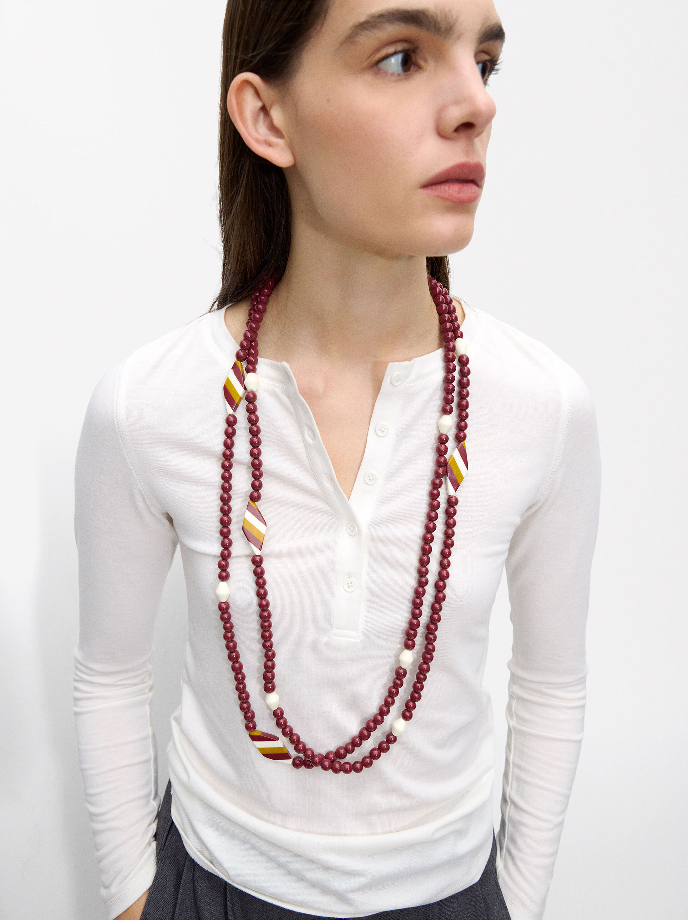 Long necklace with contrasting details image number 1.0