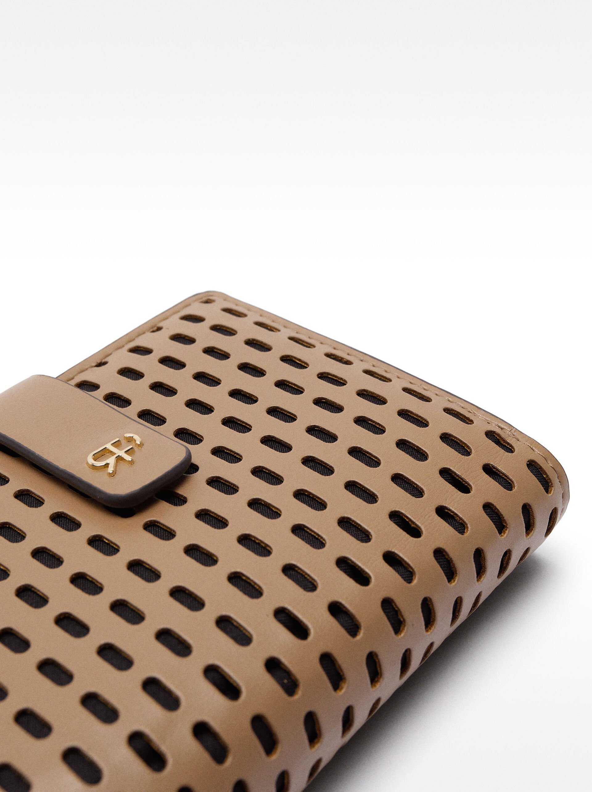 Cartera perforada image number 1.0