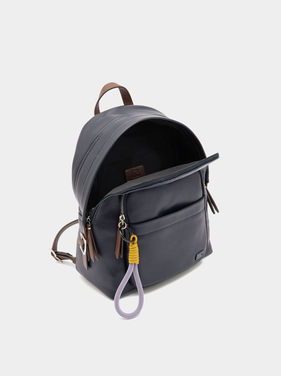 Mochila básica con colgante