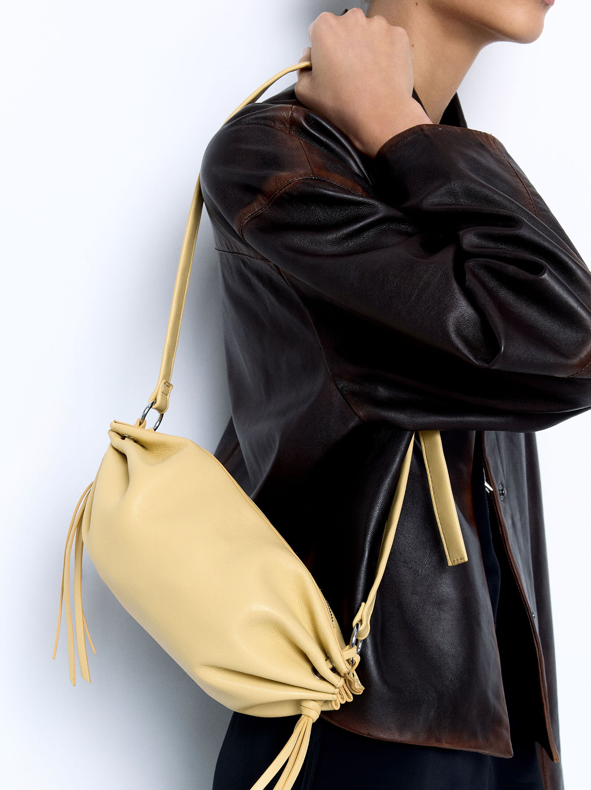 Crossbody bag with gathers image number 5.0