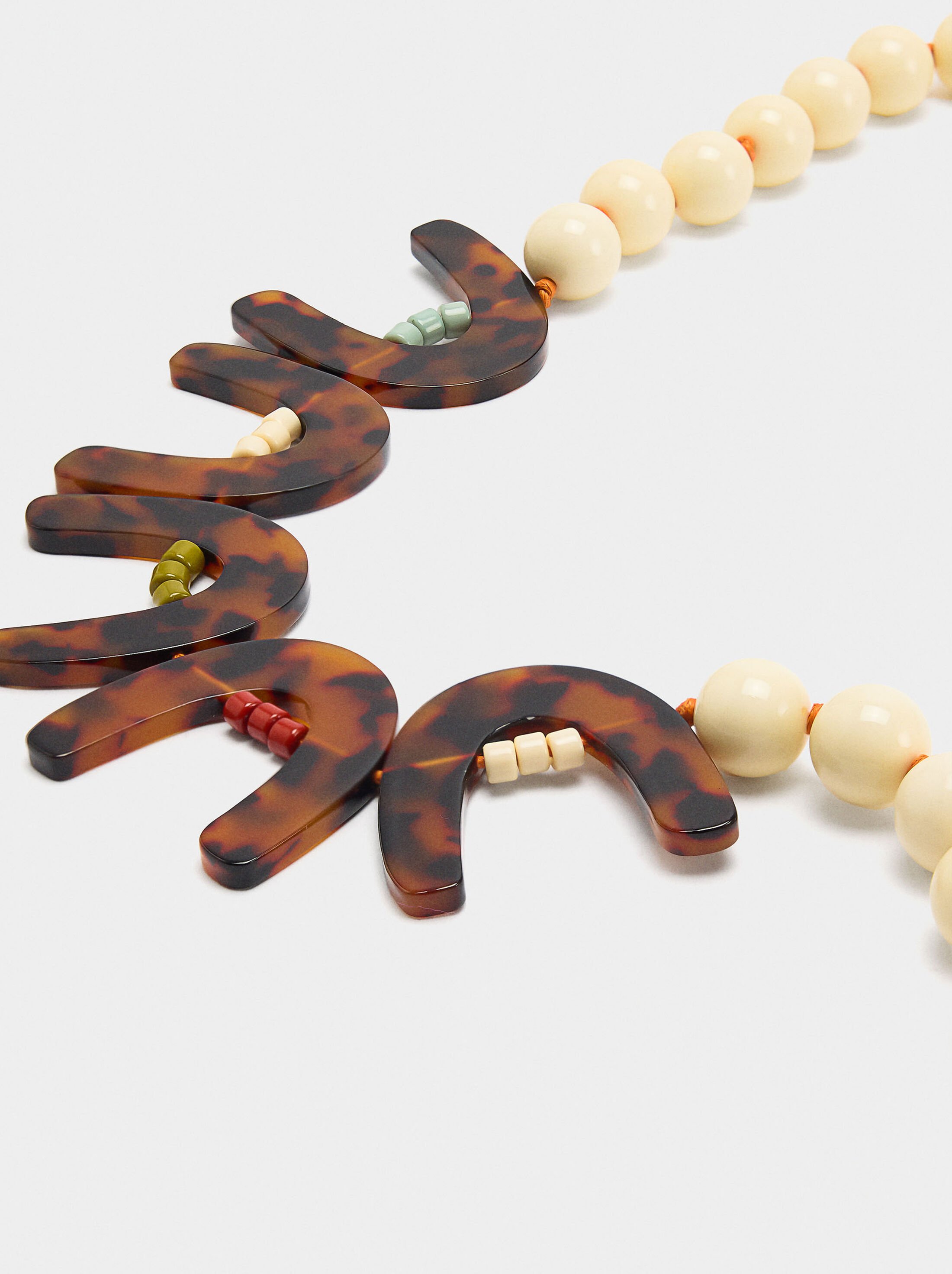 Short necklace with tortoiseshell effect hoops image number 1.0