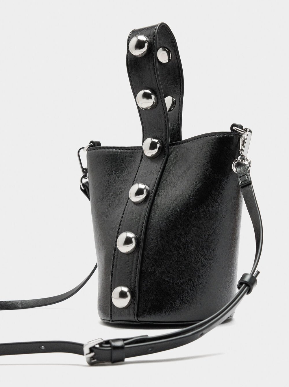 Bucket bag with spheres