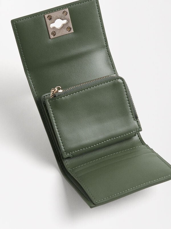 Flap closure wallet