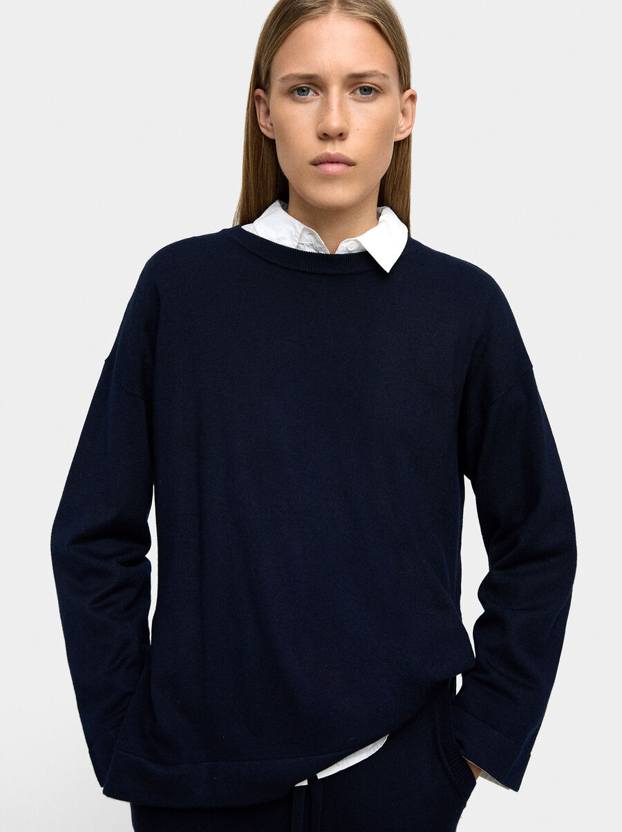 Sweater with plain knit