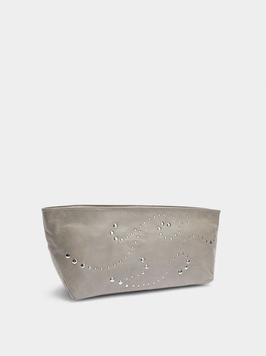Bolso de fiesta sobre de piel con tachuelas