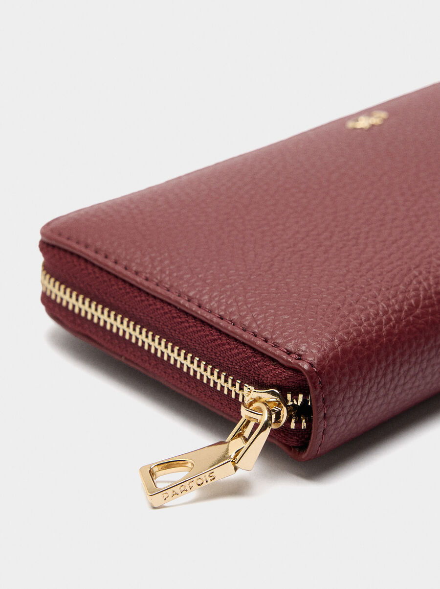 Wallet with texture and zipper closure