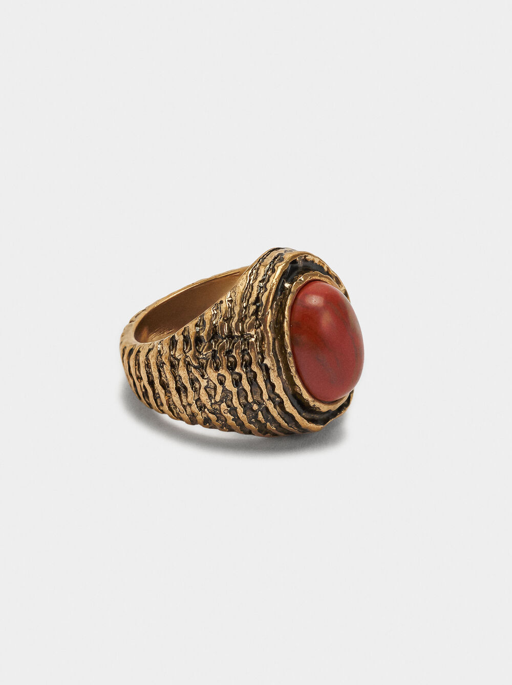 Oval ring with stone