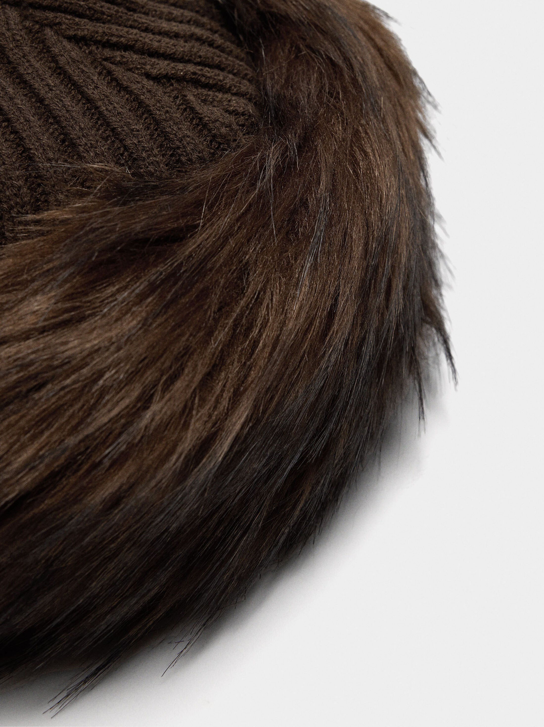Hat with fur effect image number 2.0