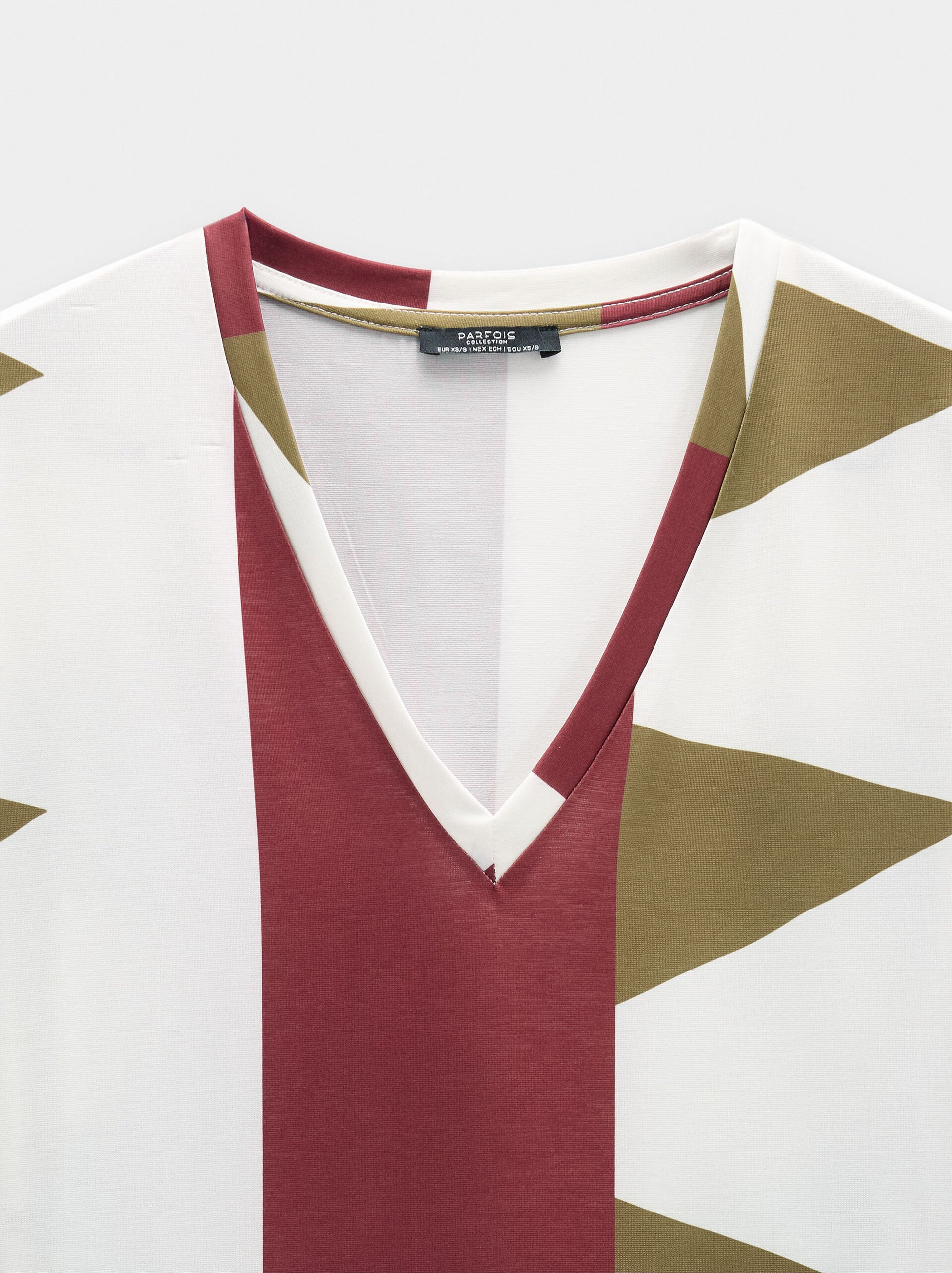 T-shirt with print and V-neck image number 5.0