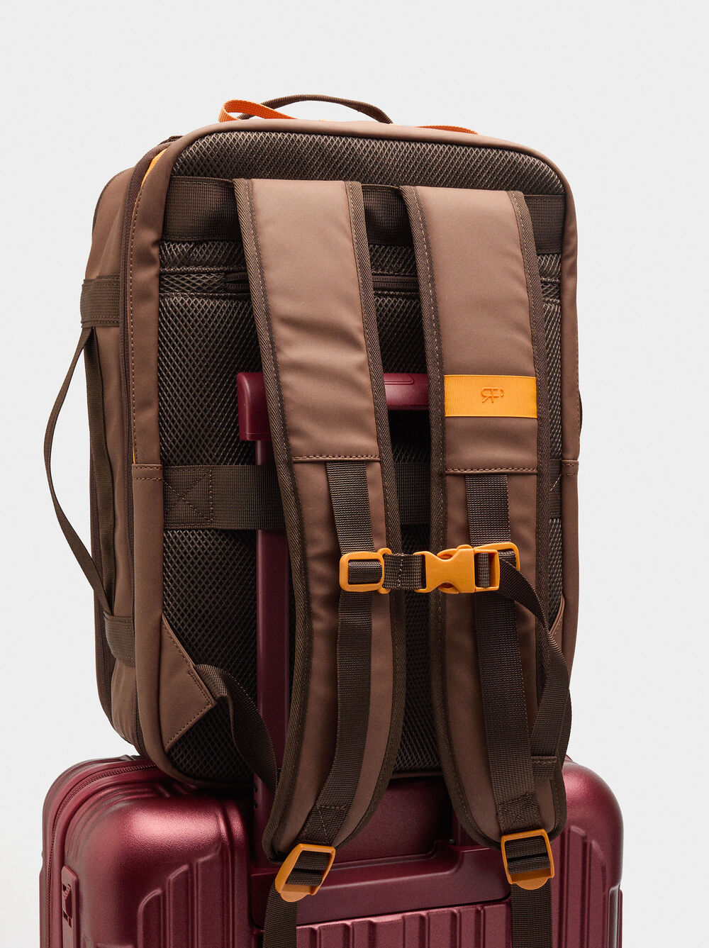 Plain cabin backpack with contrast