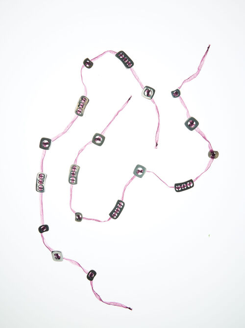 Pulsera de cordón con placas