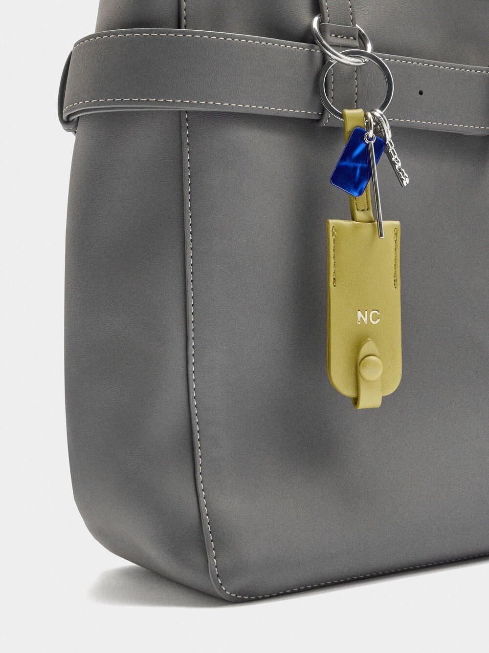 Shopper bag with belt and pendant