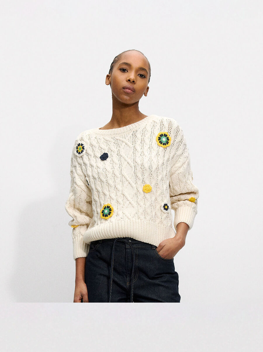 Knit sweater with flowers
