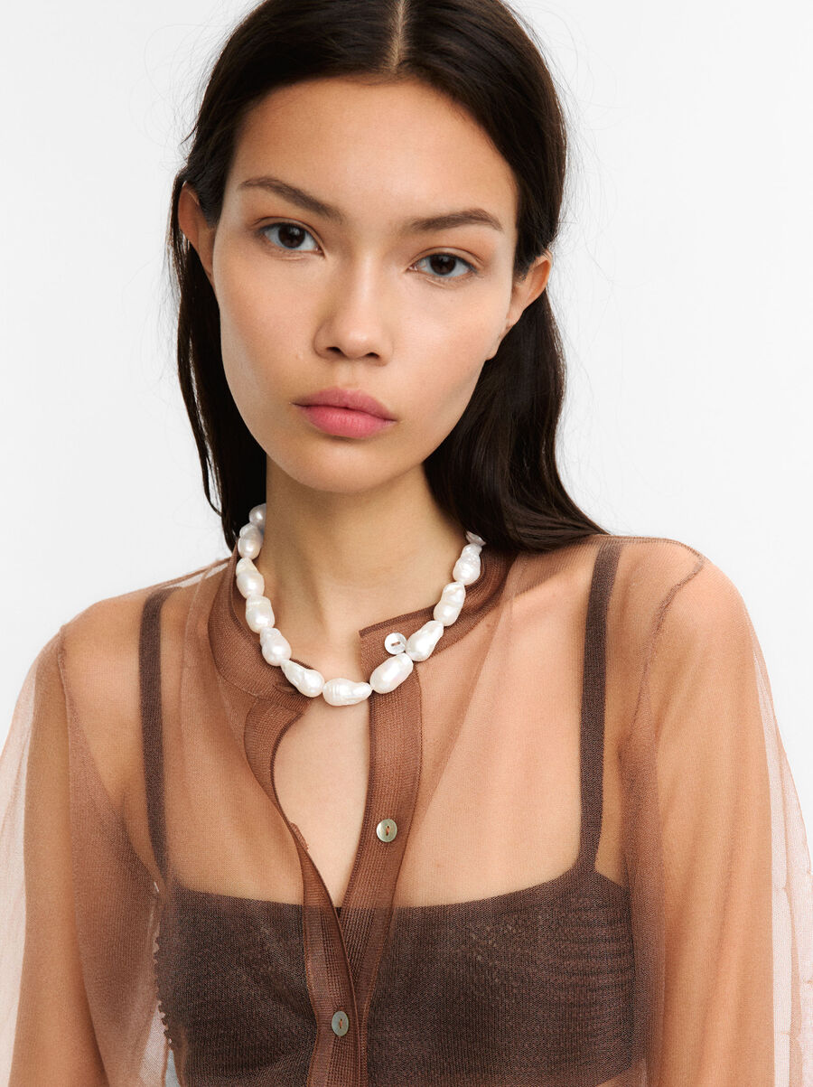 Collar corto con perlas barrocas de agua dulce